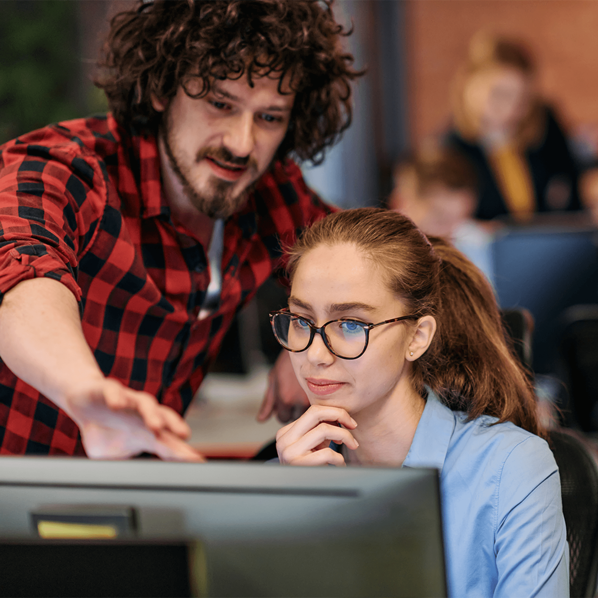 Kobieta i mężczyzna patrzący na ekran komputera