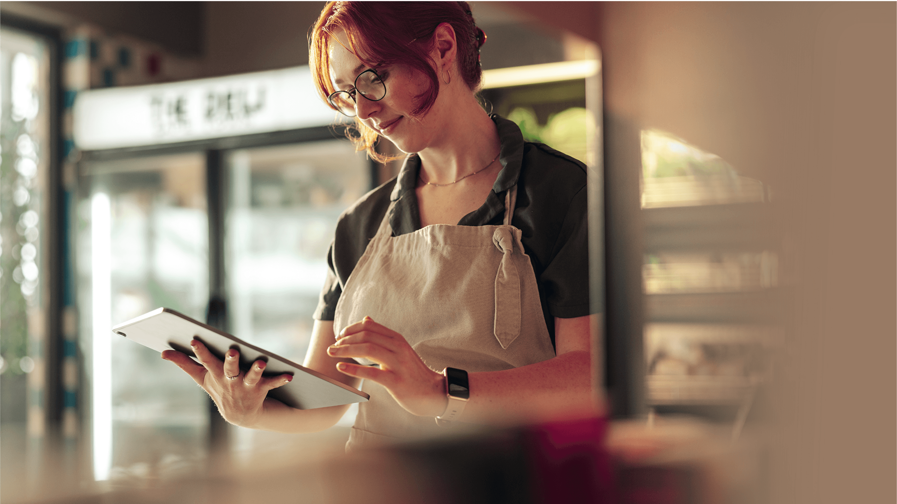 Kobieta w sklepie, która trzyma tablet w ręku