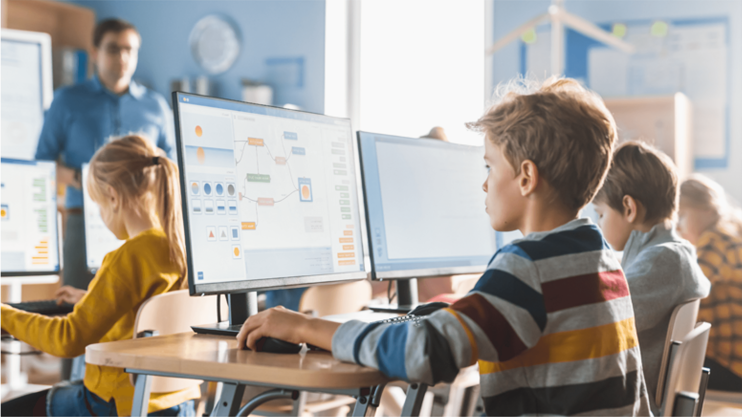 Dziecko przed ekranem komputera w klasie