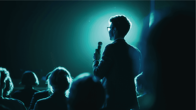 Mężczyzna z mikrofonem