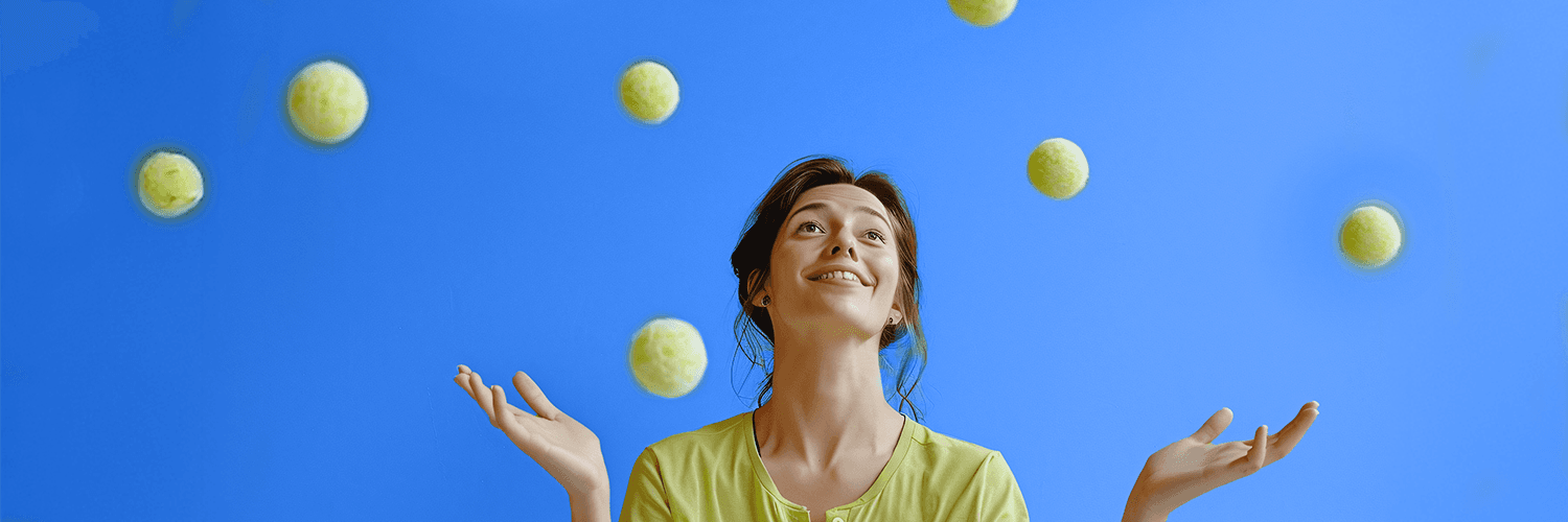 Kobieta podrzucająca kilka żółtych piłeczek