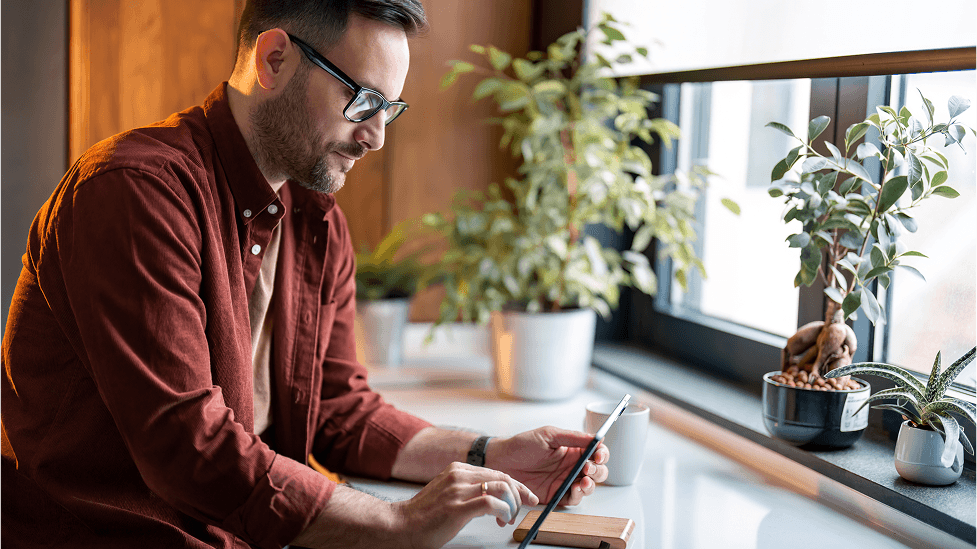 Mężczyzna z tabletem