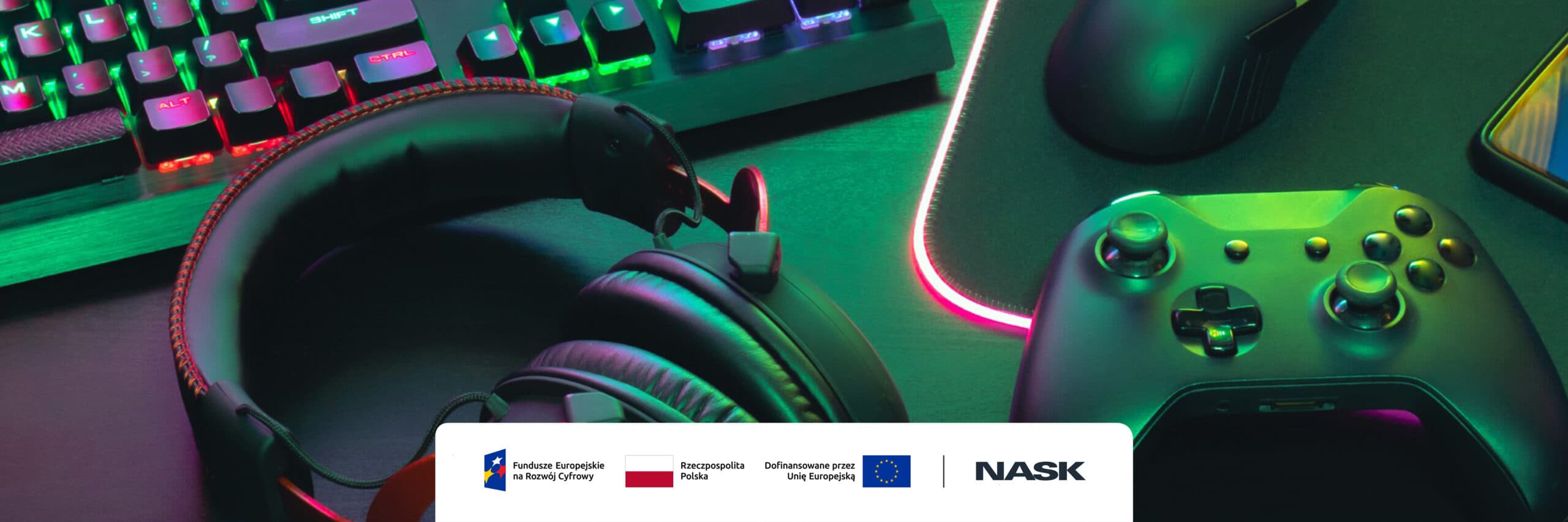 Pad i słuchawki na tle klawiatury